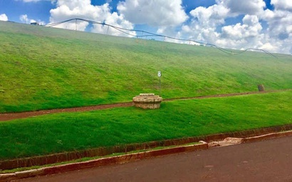 Aterro sanitário com grama Esmeralda Imperial Itograss