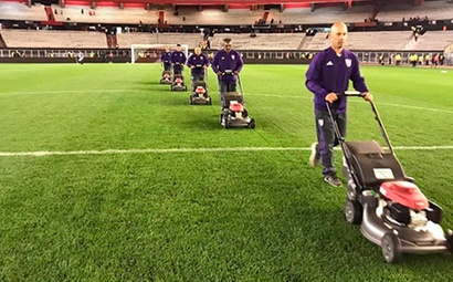 Corte gramado de Futebol