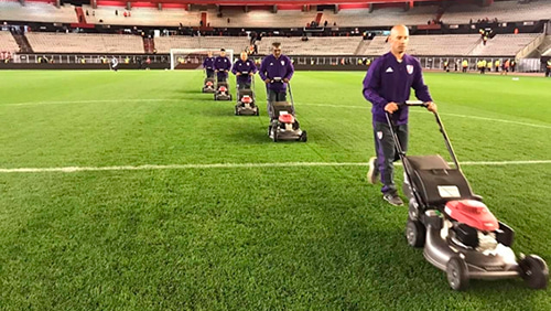 corte da grama campo de futebol