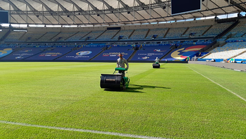 Corte do gramado de um campo de futebol